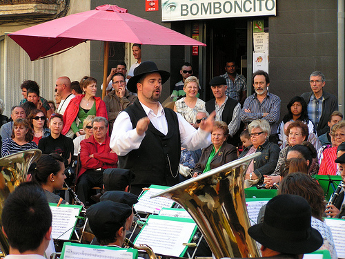 Imatge d'una actuació musical al carrer, a Amposta.