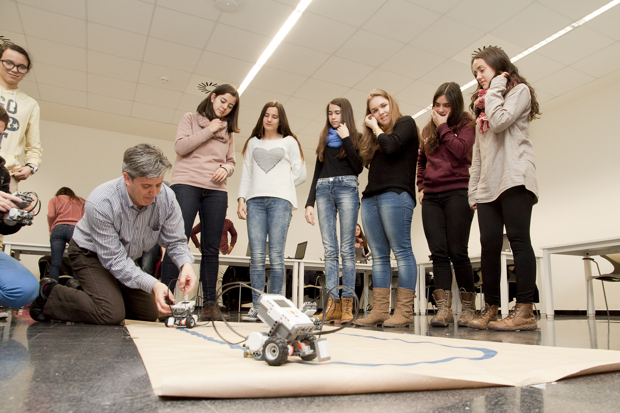 El taller Experimenteu amb robots” ha consistit en una activitat amb robots mòbils, en què els participants han pogut programar un robot i fer que es mogui a partir de la informació dels sensors.