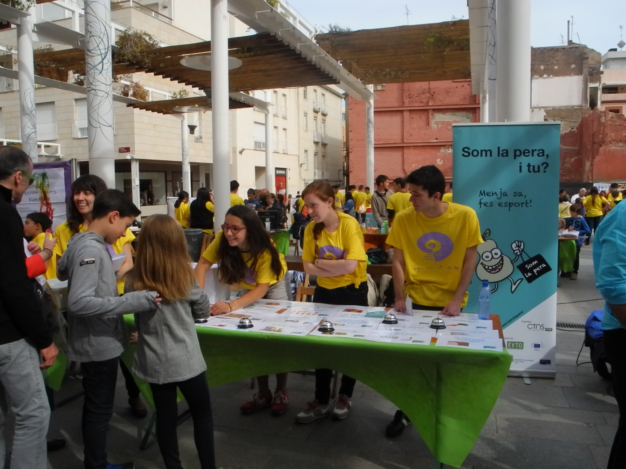 Els alumnes dels instituts Gabriel Ferrater i Gaudí, junt amb el CTNS i la Facultat de Química, van portar a la Fira el seu projecte "Som la Pera"