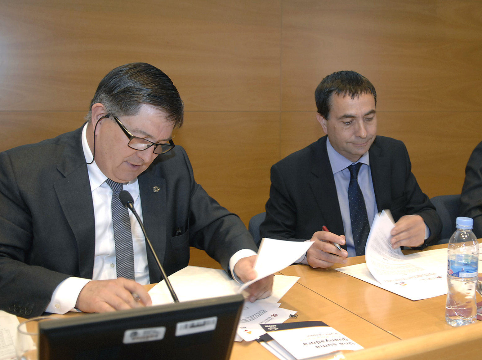 El rector , Josep Anton Ferré, i el director del Complex Industrial de Tarragona, Josep Francesc Font, durant la signatura del conveni.