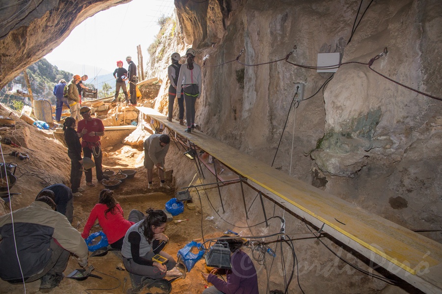 Excavació a la Cova de les Llenes aquest abril