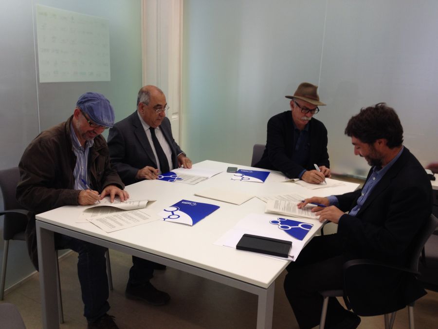 D'esquerra a dreta donant el tomb per la taula: Joan Gómez (ICAC), Joaquim Nadal (ICRPC), Eudald Carbonell (IPHES) i Lluís Rovira, durant la signatura del conveni - Cedida Institució CERCA