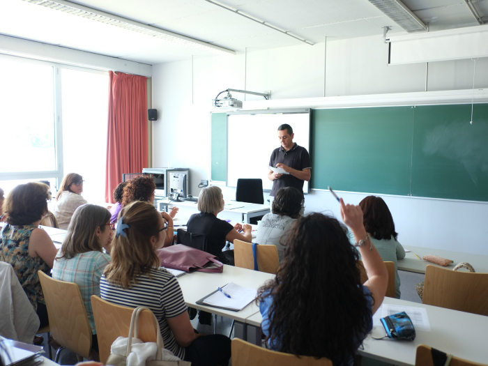 Els assistents participen a les classes del curs de formació a la URV.