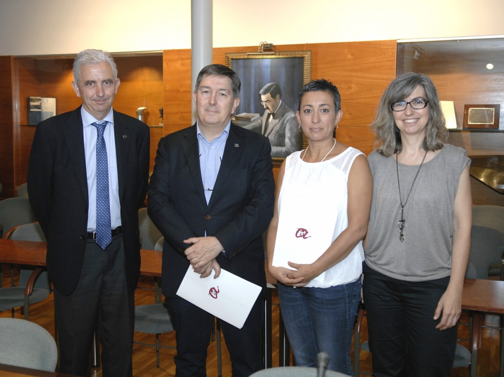 Desquerra a dreta Jordi Tous, vicerector d'Universitat i Societat, Josep Anton Ferré, Montserrat Gatell, i Inma Pastor, directora de l'Observatori de la Igualtat de la URV.