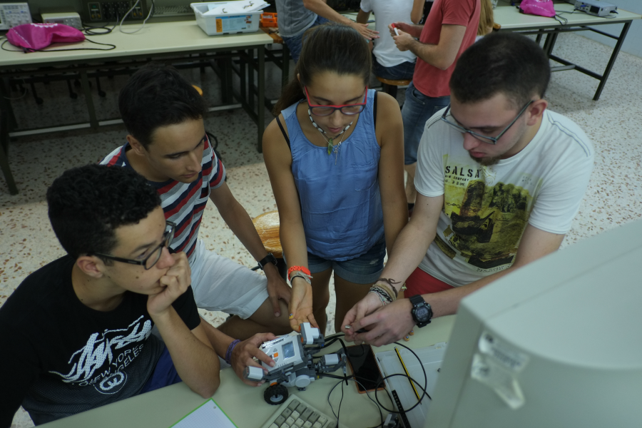 El DEEEA s'ha encarregat de realitzar el taller "TIC-TAC Robot" a , a l’Escola Tècnica Superior d’Enginyeria (ETSE).