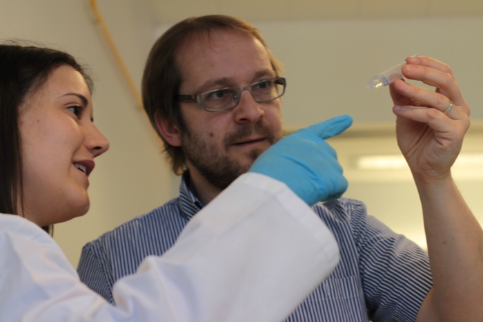 El director científic del CTNS, Francesc Puiggrós, als laboratoris on es desenvolupa la recerca del centre.