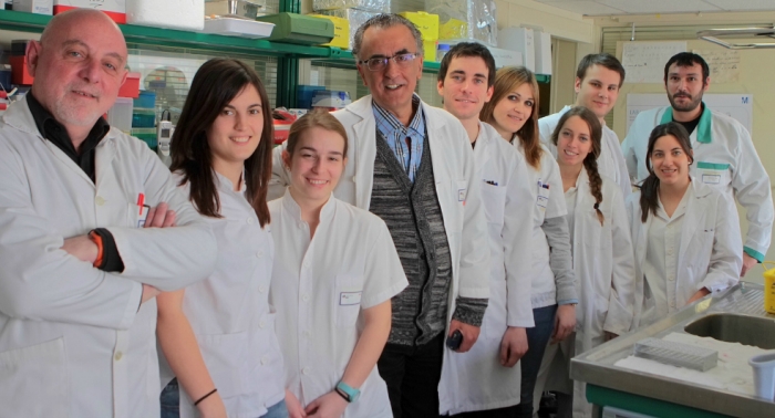 Equip d'investigadors de la Unitat de Recerca Biomèdica, amb Jorge Joven al centre.