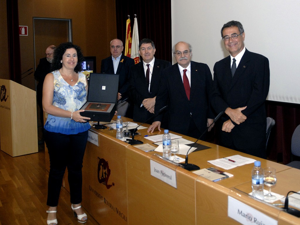 La professora de la URV Sílvia de la Flor, recollint el premi Vicens Vives en nom del seu equip.