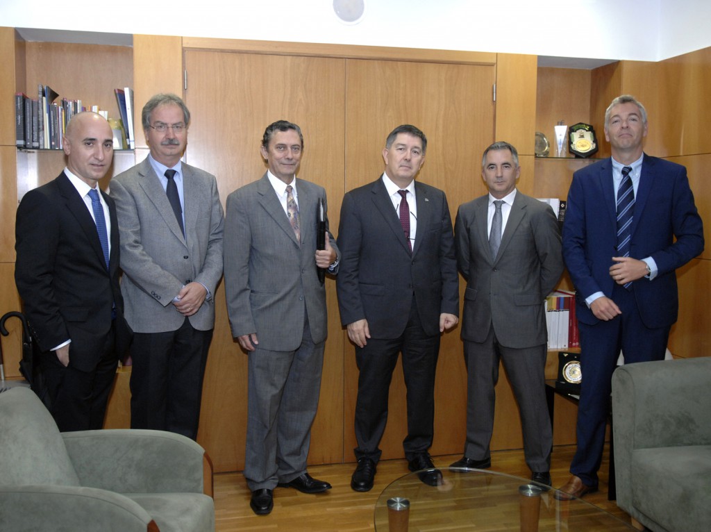 Josep Anton Ferré i Pedro Roca, acompanyats de membres de l'ICIL i de la URV.