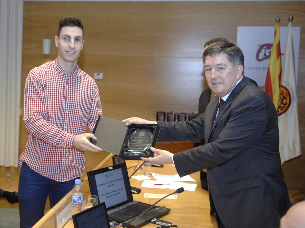 Albert Filella rep el premi al millor esportista de la URV 2014-15.