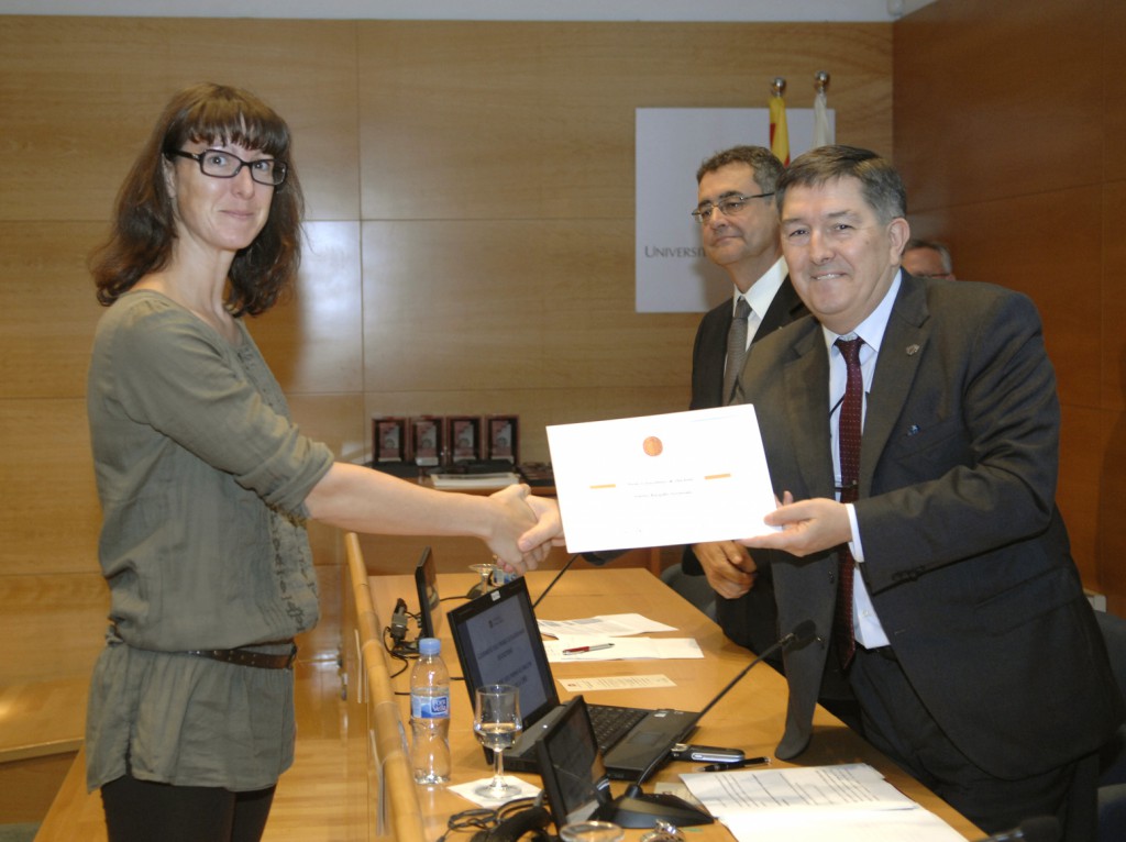 A la foto, una doctora rep el diploma de premi extraordinari de doctorat de mans del rector.