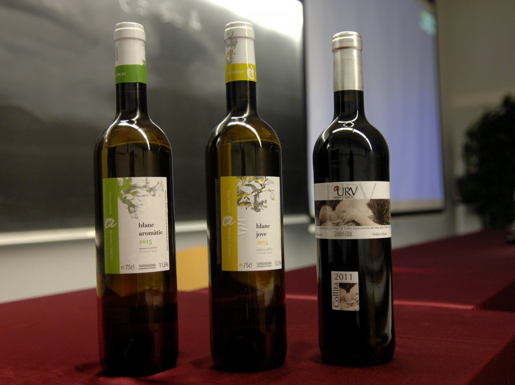 Tres ampolles de vi de la URV