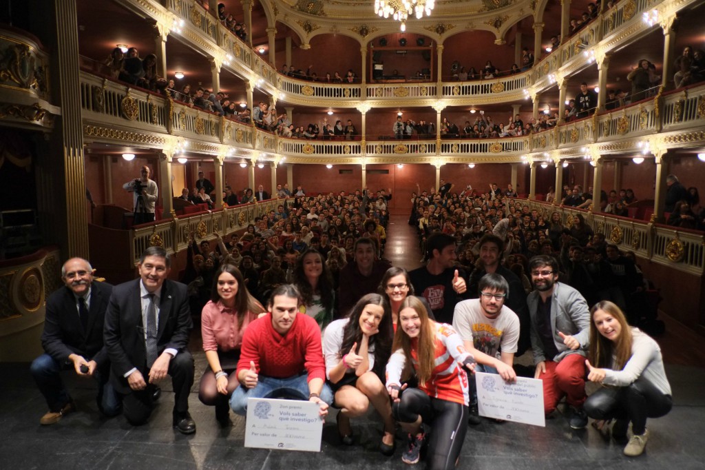 Una imatge dels set participants, acompanyats del rector de la Universitat Rovira i Virgili, els presentadors de l'acte i els membres del jurat.