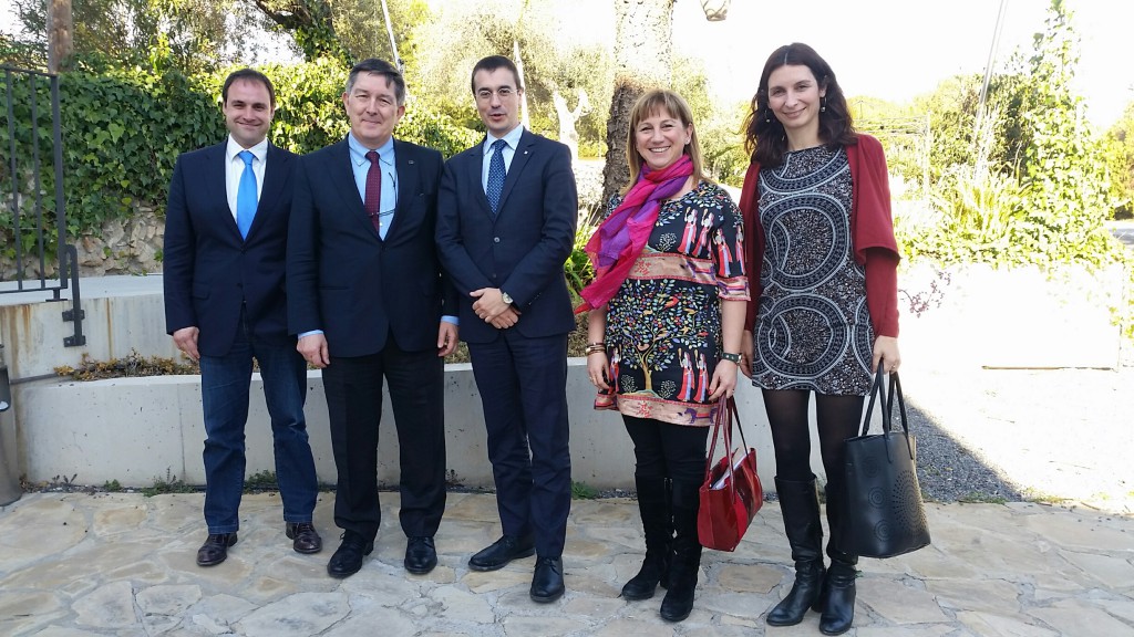 Amadeu Altafaj con representantes de la URV.