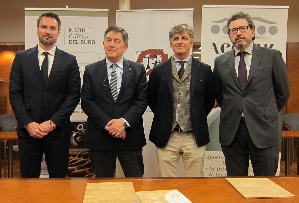 D'esquerra a dreta Albert Hereu, de l'ICSuro, el rector de la URV Josep Anton Ferré, Joan J. Puig d'AECORK i Joan Miquel Canals, degà de la Facultat d'Enologia.