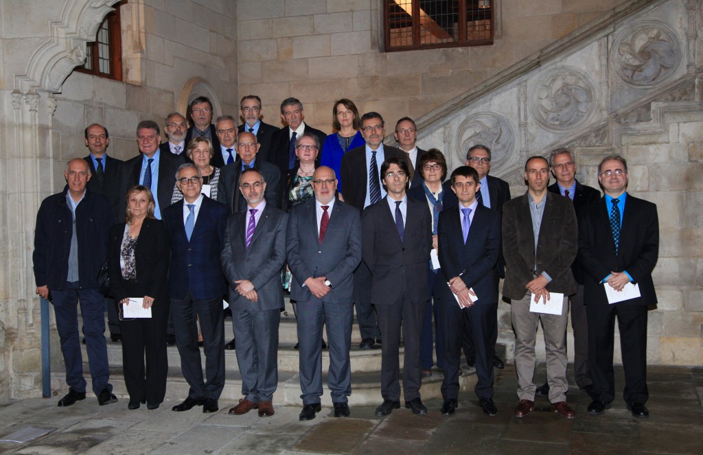 A la foto, les persones guardonades juntament amb els responsables polítics universitaris, entre ells Joan Maria Thomàs i Josep Pallarès de la URV, director general d'Universitats.