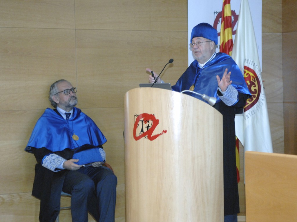 H. Scott Fogler durant el seu discurs, acompanyat del padrí Azael Fabregat.