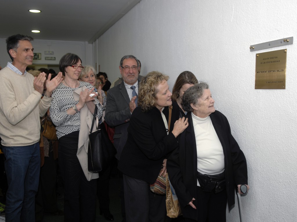 Descobriment de la placa en record de Montserrat Bertran a l'Aula de Didàctica de les Ciències Socials.