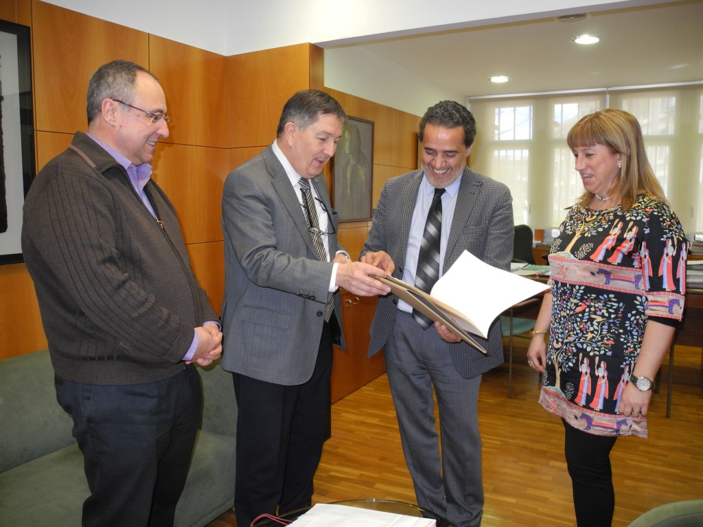 El rector de la URV Josep Anton Ferré ha rebut al seu despatx el cònsul del marroc Abdelaziz Jatim (ambdós al centre de la imatge). 