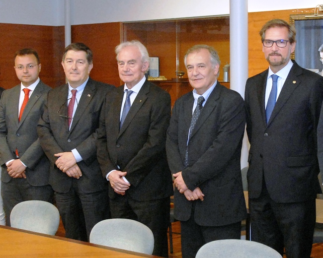 Eduardo Gómez, Simón Reyes i Eduard Prats d’ESIC; i Josep Anton Ferré i Antoni Terceño de la URV. 
