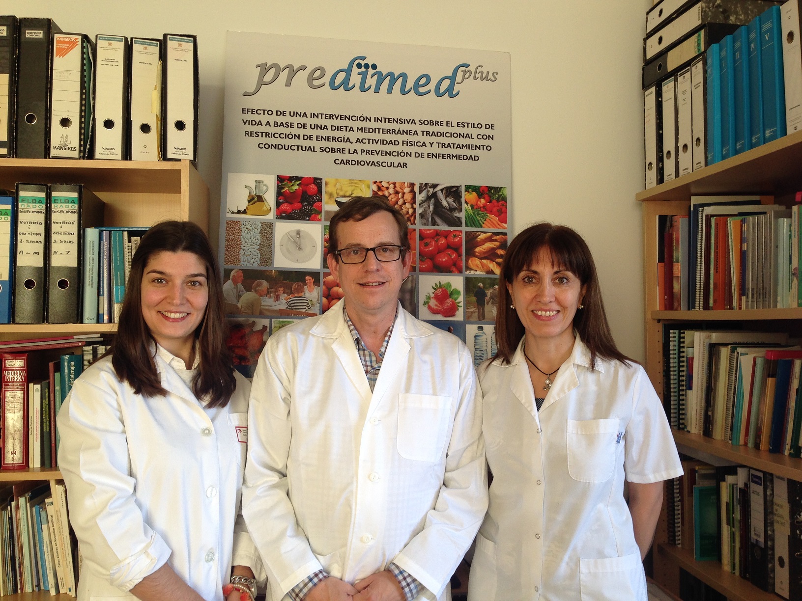 Els investigadors Cíntia Ferreira-Pêgo, Jordi Salas-Salvadó i Nancy Babio, autors de l'estudi.