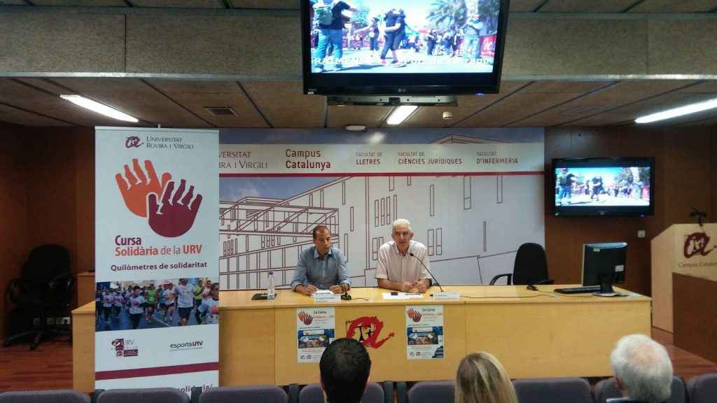 El vicerector d'universitat i societat de la URV, Jordi Tous (dreta) amb Juanan Fernández, director de Running Solutions, durant la roda de premsa de presentació de la cursa