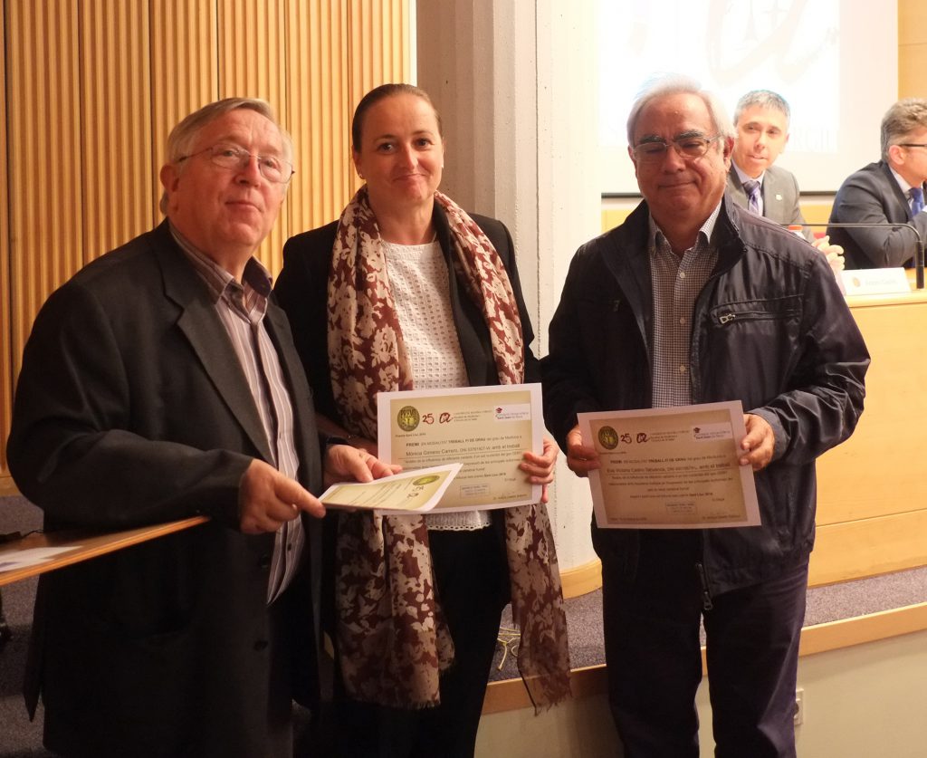 Un altre dels premis del treball de final de grau de Medicina, que ha estat per Eva Victòria Castro i per Mònica Gimeno.