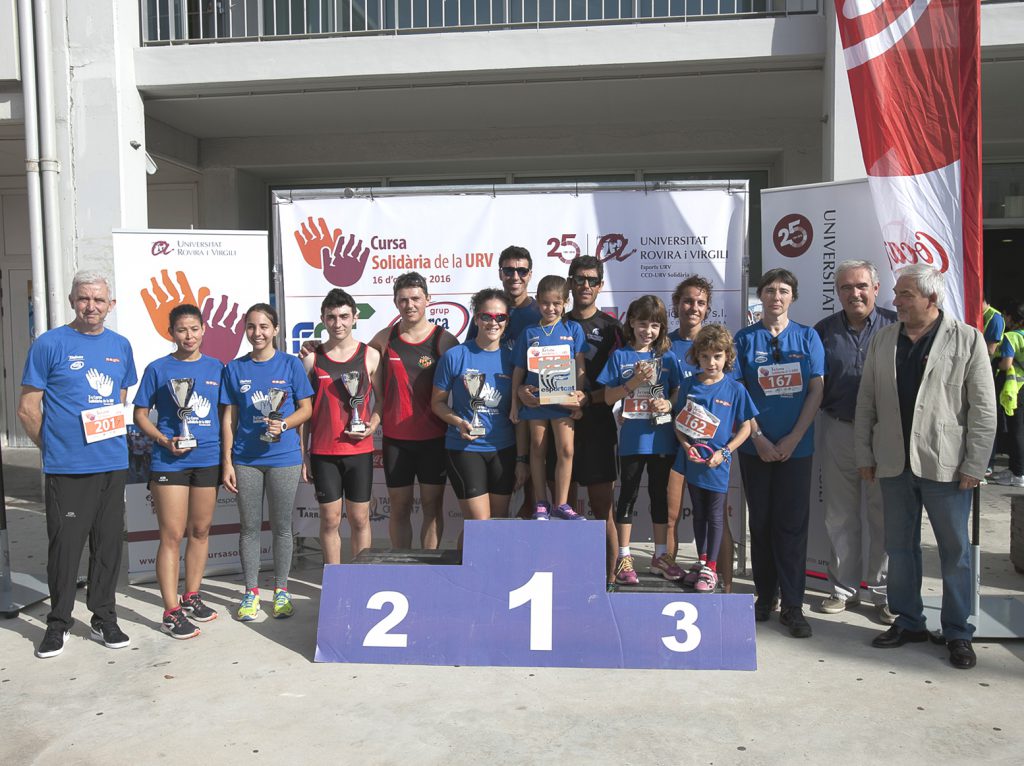 Els guanyadors de la Cursa 2016 acompanyats de nens