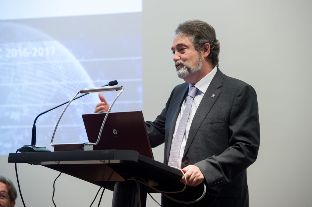 El vicedegà de la Facultat de Medicina i Ciències de la Salut, Joaquim Escribano, durant la seva intervenció en l'acte de presentació.