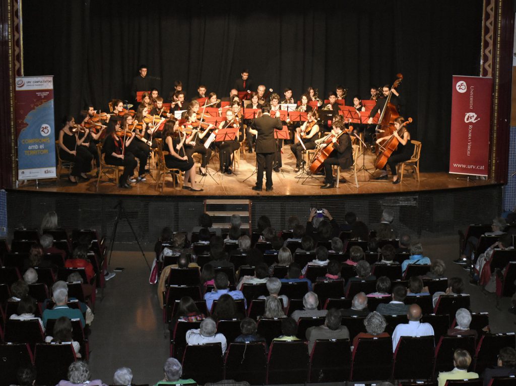 L'Orquestra URV, durant la seva actuació al teatre l'Estrella.