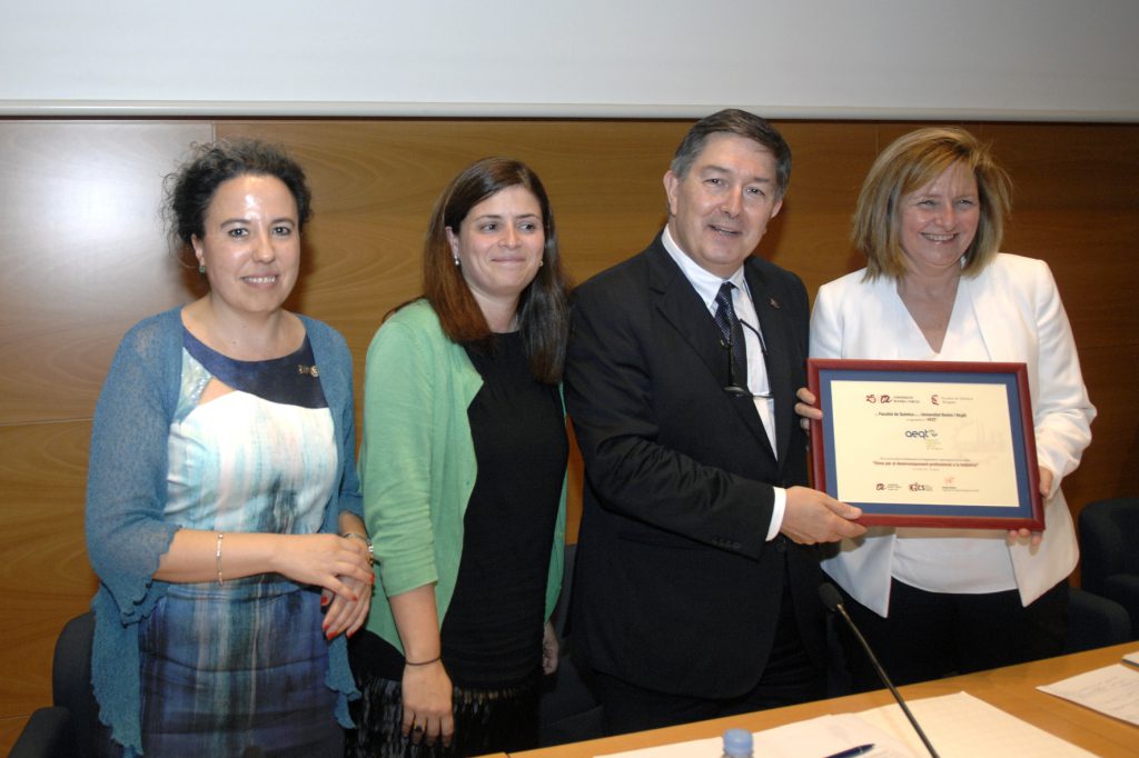 El rector lliura el reconeixement a Teresa Pallarès de l'AEQT.