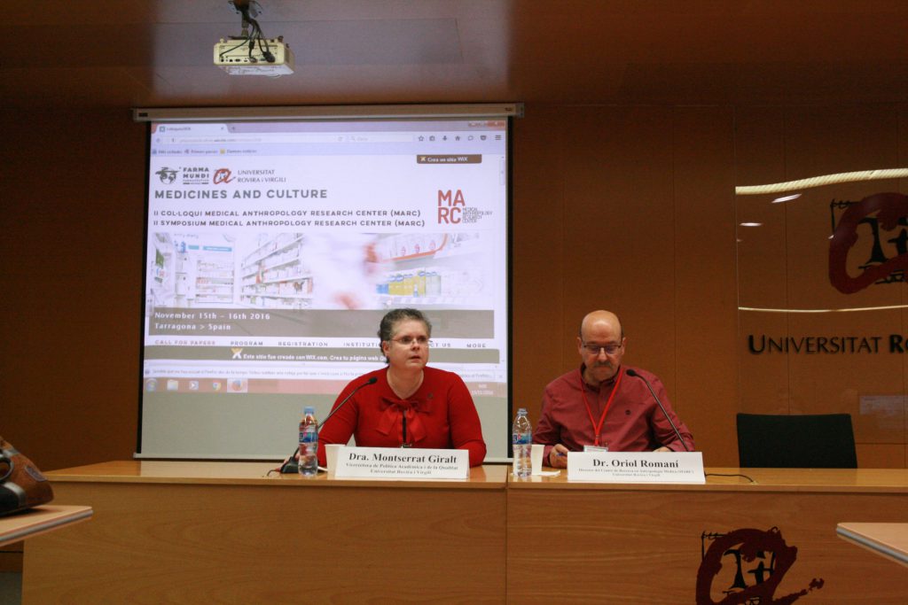 La vicerectora Montserrat Giralt i el professor Oriol Romaní, en la presentació del Col·loqui.