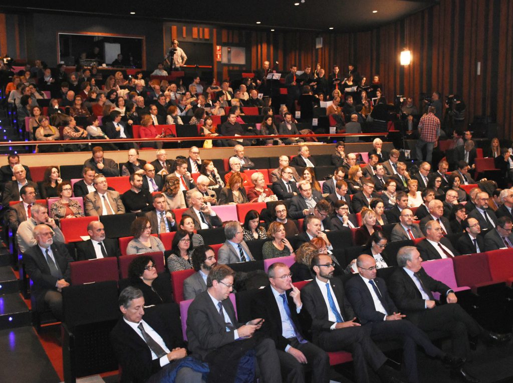 El públic ha ocupat la platea del teatre Tarragona.