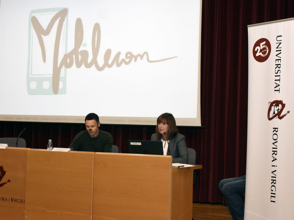 Dos membres de l'equip MobileCOM presentant el projecte