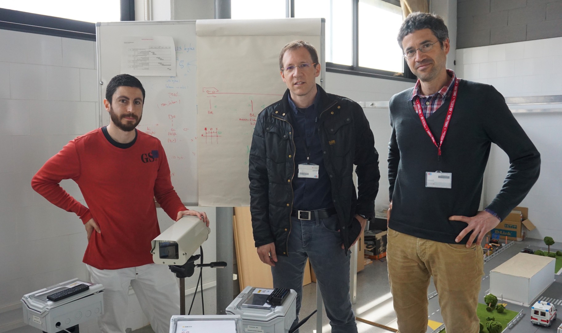 Els investigadors Carles Anglès-Tafalla, Jordi Castellà-Roca i Josep Maria Gastó, amb el prototip de l'Spark&Go.