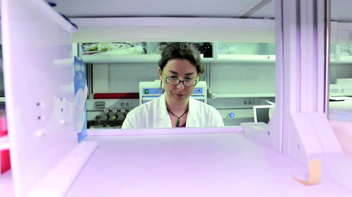 La investigadora Gemma Giménez investiga sobre las microalgas.