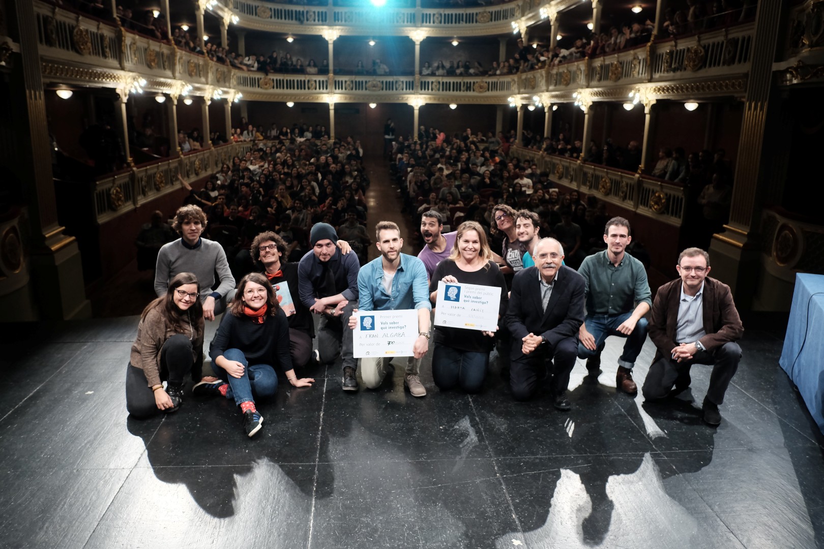 Imatge dels participants de l'espectacle "Ciència al Teatre", que va reunir unes 400 persones al teatre Bartrina de Reus.