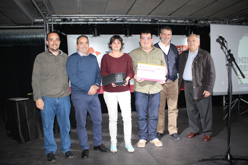 Oriol González -primer per l'esquerra-, Emma Amorós -tercera- i Raül Calavia -quart-, van recollir el premi en representació de l'empresa.