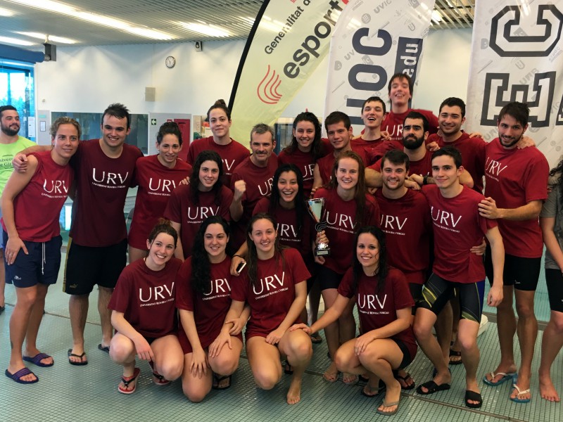 L'equip de natació de la URV, celebrant la primera classificació del campionat.