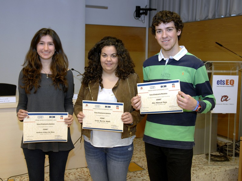 Els premiats Andrea Vides, Irene Martos i Àlex Moncusí.