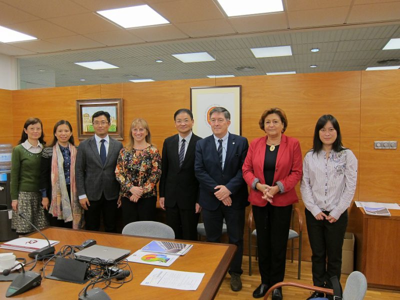 Delegation from the University of Changzhou with the URV Vice-Rector for Internationalisation, Mar Gutiérrez-Colón, the rector Josep Anton Ferré and Esther Forgas, director of the Centre for Hispanic Studies
