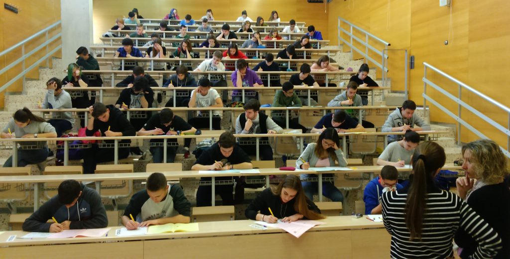 Un grup d'estudiants fent la prova en un aula del campus Sescelades.