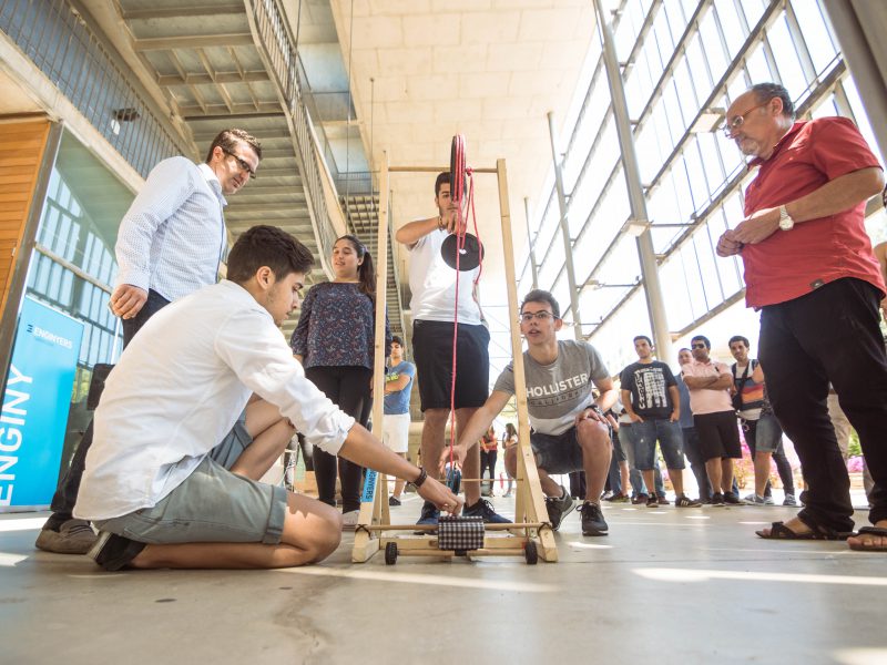 Estudiants d'Enginyeria Mecànica durant el concurs. Foto: Ildefonso Cuesta.