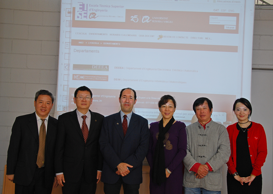 The director of ETSE, Domènec Puig, received the delegation from Shenzhen Polytechnic.