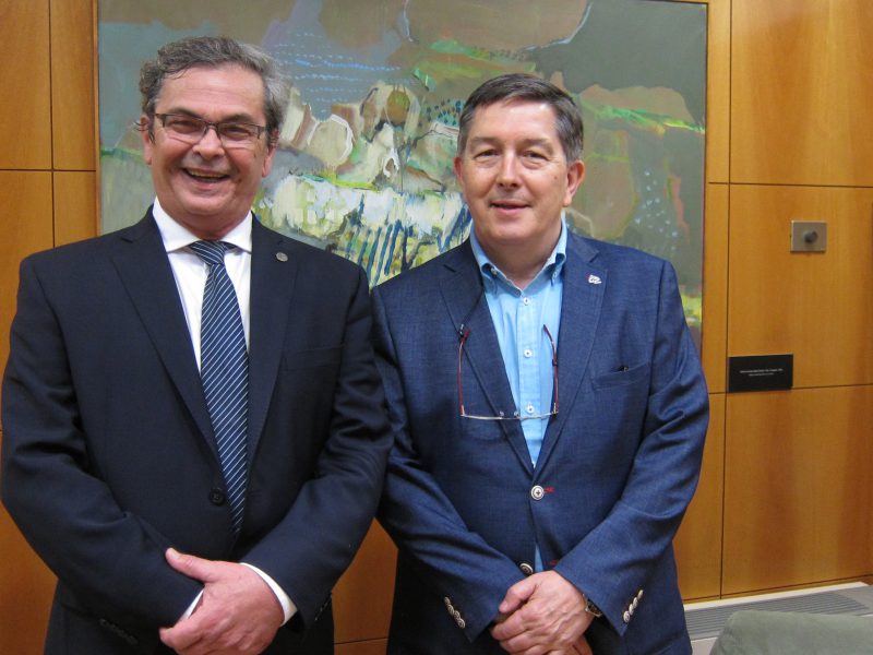 Miguel Alfredo Irigoyen, vicerector de la Universitat Nacional del Litoral , amb Josep Anton Ferré, rector de la URV.