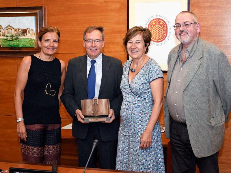 Els professors Laura Román, Antoni Carreras, Catalina Jordi i Antoni Pigrau, amb el premi.