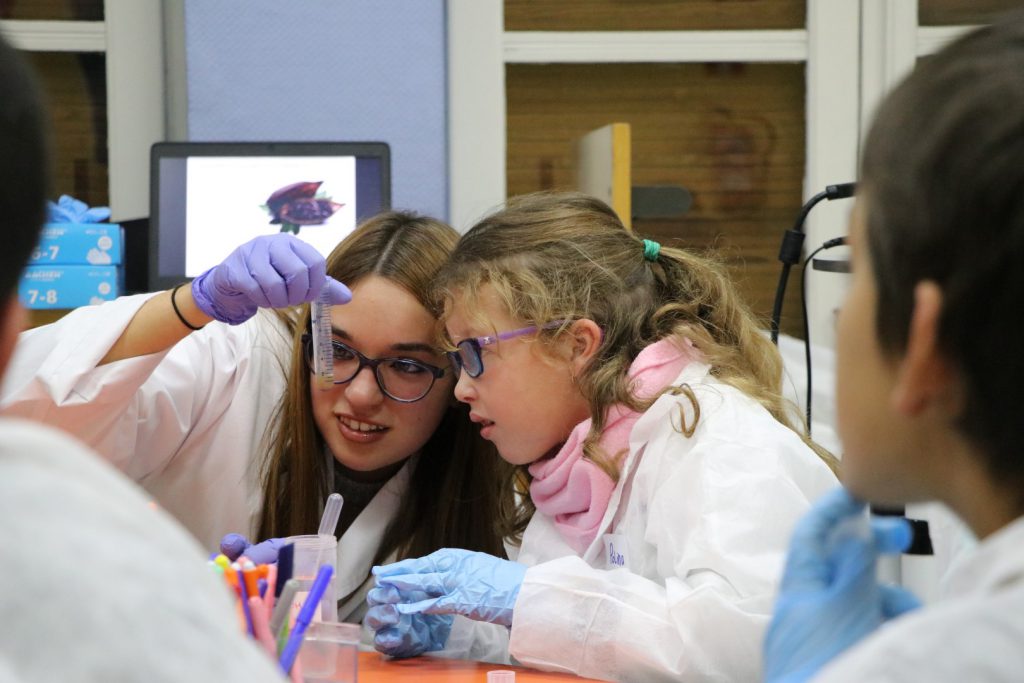 La investigadora Katherine Gil, observant l'ADN del cacau aconseguit després de l'experiment.