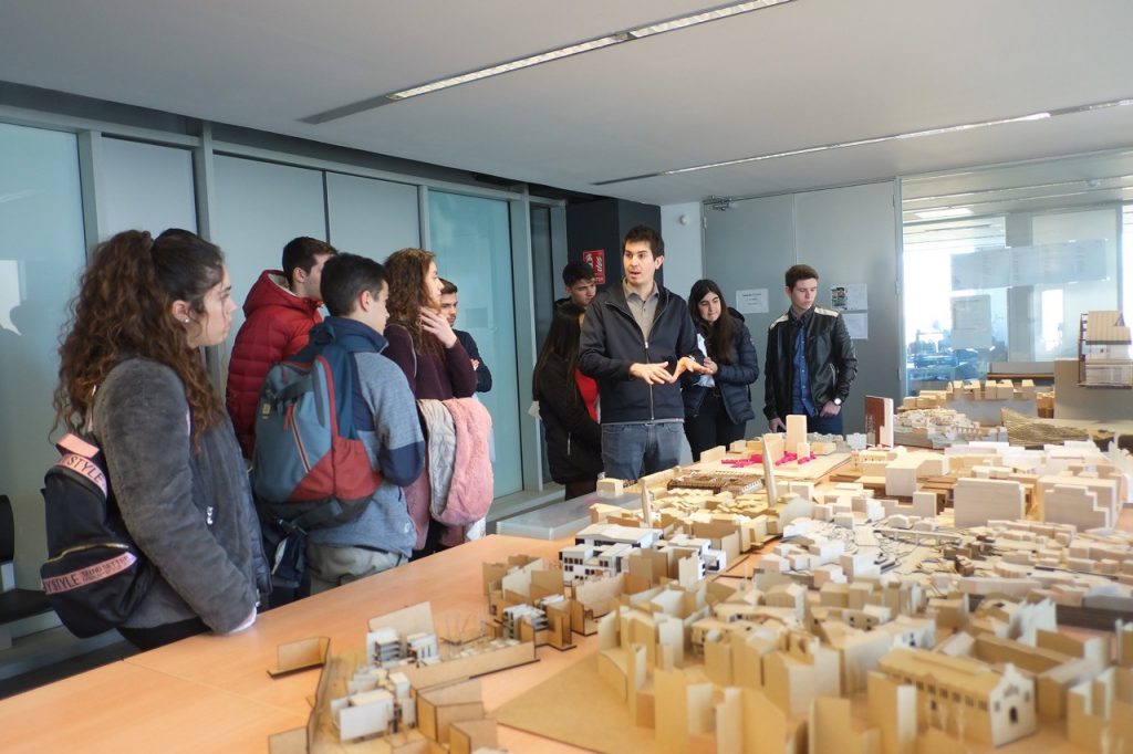 Els estudiants, durant una visita guiada a l'Escola Tècnica Superior d'Arquitectura.