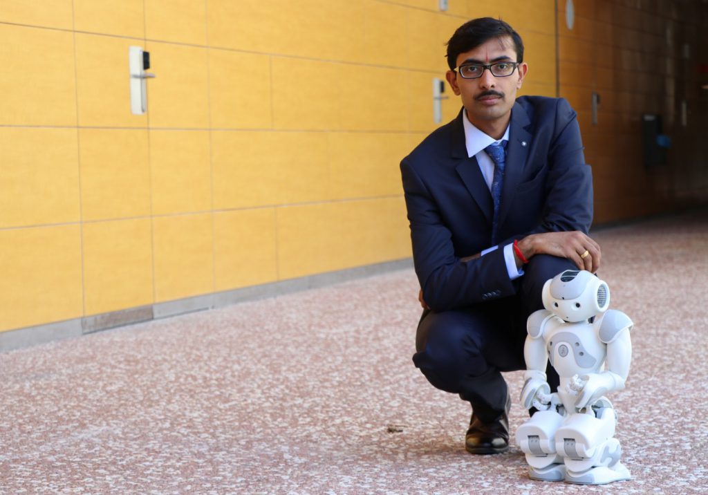 L'investigador Jainendra Shukla amb el robot que ha dissenyat.