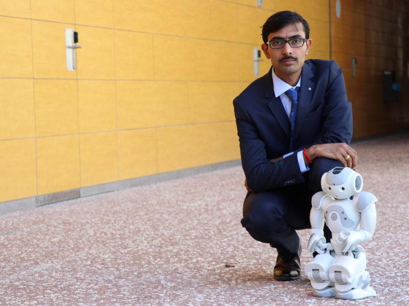 L'investigador Jainendra Shukla amb el robot que ha dissenyat.